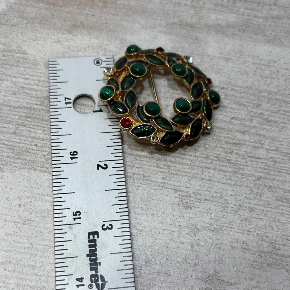 Christmas Wreath Pin Broach Green Enamel Red & Clear Rhinestones Gold Tone